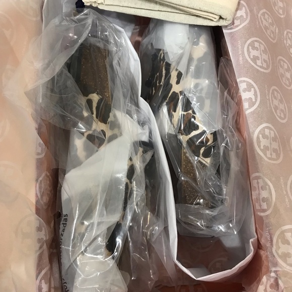 Tory Burch Tory Charm Mule Size 6.5, 7
Color: Reva Leopard - Picture 15 of 16